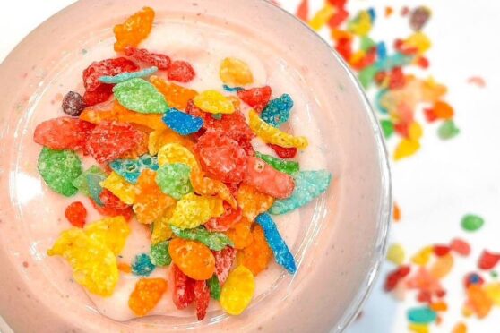 Strawberry smoothie with fruity pebbles