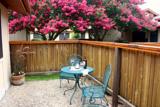 patio with chairs at Carlton Club Inn