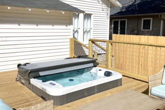 Barnett Bungalow hot tub