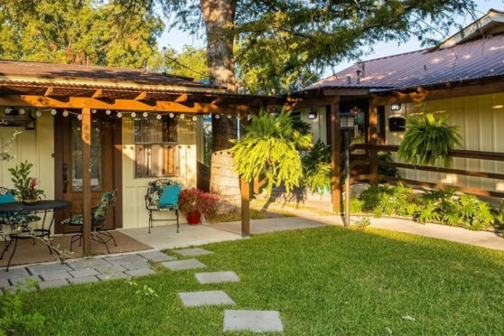 Bois D' Arc Bungalow & Suites Yard