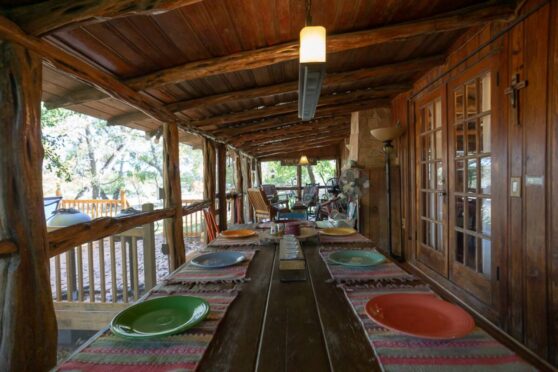 Casita Montalbano patio with table