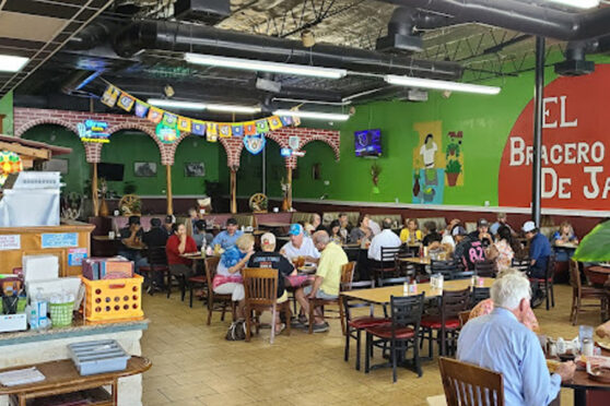 El Bracero de Jalisco Dining area with customers