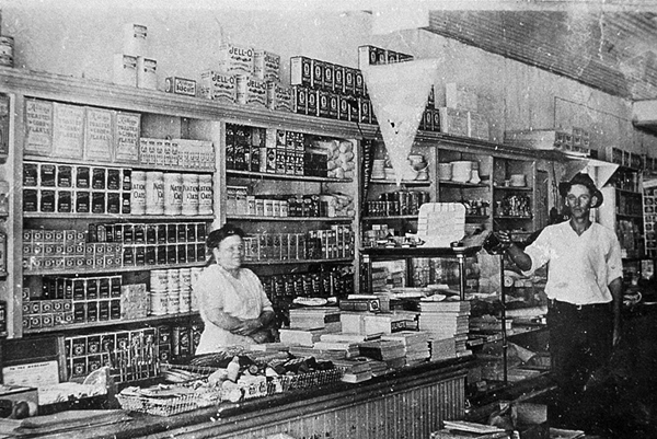 Florence-Butt-in-first-H-E-B store-with-unidentified-customer