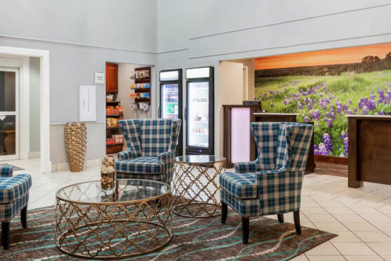 La Quinta Inn & Suites by Wyndham Kerrville Lobby