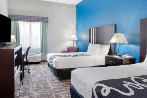 La Quinta Inn & Suites by Wyndham Kerrville hotel room