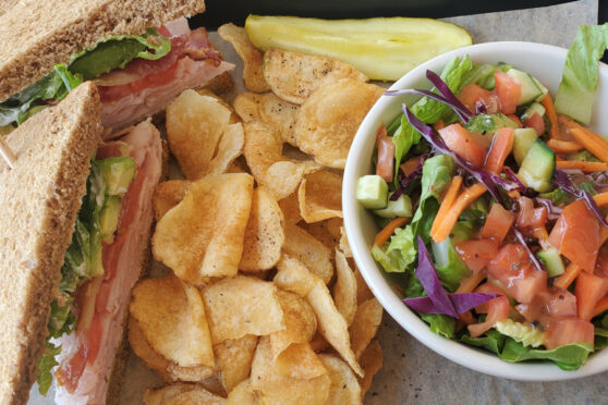 Sandwich-chips-salad-