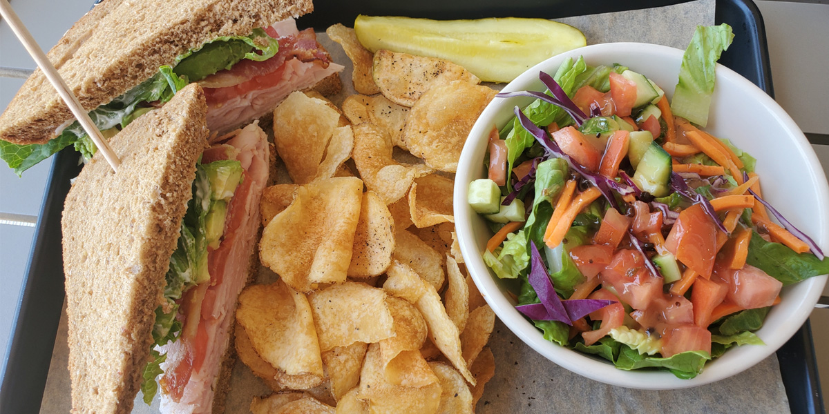 Sandwich-chips-salad-