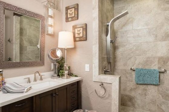 Bois D' Arc Bungalow & Suites bathroom